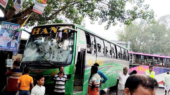 নওগাঁর মান্দায় বাস ও সিএনজিচালিত অটোরিকশা ভাঙচুর, আহত প্রায় ১৫